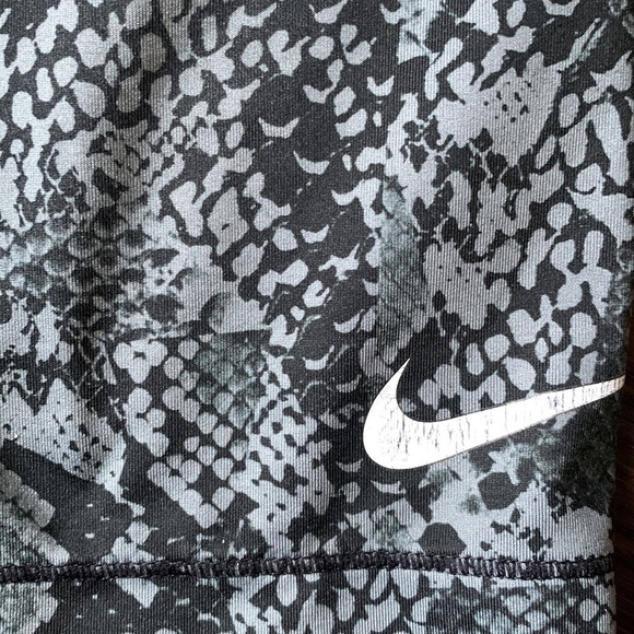 Nike Pro snakeskin print capri leggings size small - Picture 3 of 5